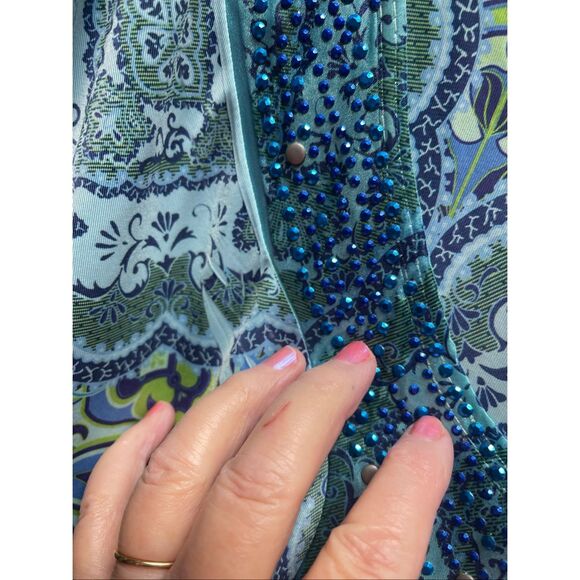 Live and let live size 2X blue & green paisley top. - Picture 4 of 5